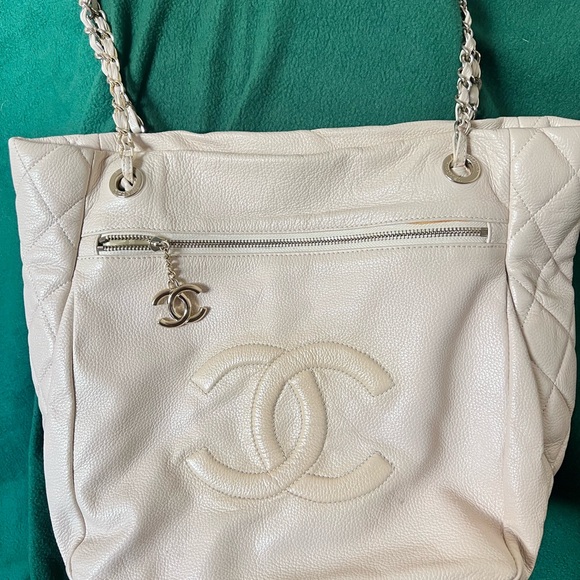 CHANEL Cream Leather Shoulder Bag - Picture 4 of 8